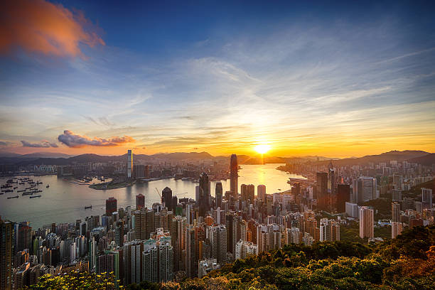 coucher de soleil sur la montagne - hong kong skyline panoramic china photos et images de collection