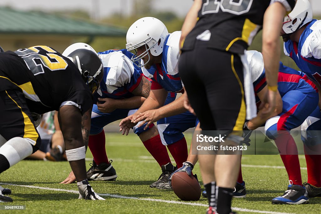 Sport: Football-teams bereiten Sie sich auf ein Spiel.  Line of scrimmage. - Lizenzfrei Amerikanischer Football Stock-Foto
