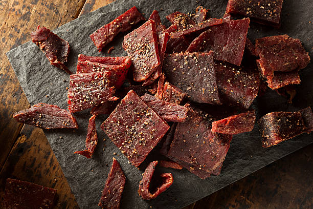 secos peppered espasmódicos de carne - beef jerky meat smoked imagens e fotografias de stock