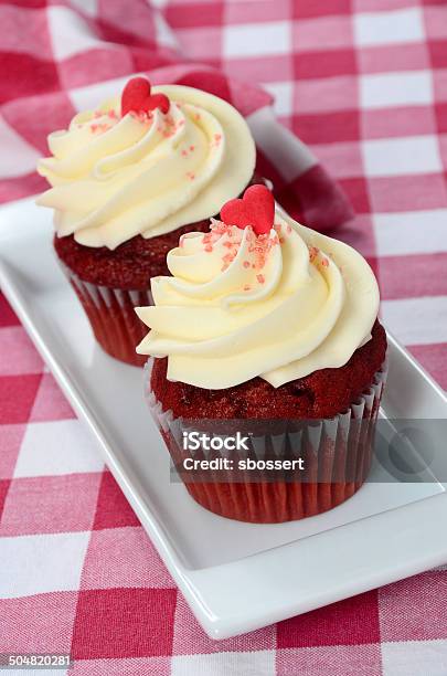 Red Velvet Cupcakes - zdjęcia stockowe i więcej obrazów Cupcake - Cupcake, Czerwone aksamitne ciasto, Walentynki