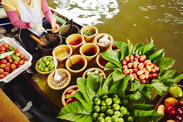 cuisine sur le bateau - asia bangkok nautical vessel canal photos et images de collection