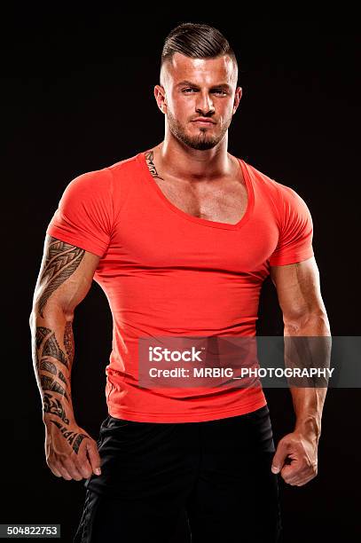 筋肉のハンサムな男性 - 1人のストックフォトや画像を多数ご用意 - 1人, 20-24歳, 20代