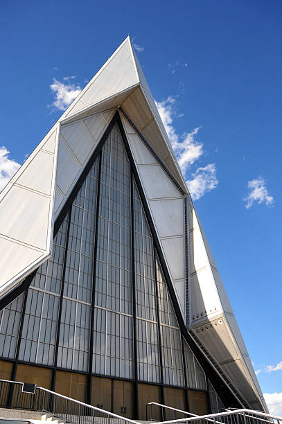 chapelle de l'us air force academy à colorado springs - chapel united states air force academy vibrant color steel photos et images de collection