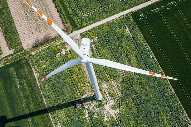 vista aérea de la turbina de viento en un campo - wind turbine motion alternative energy wind power fotografías e imágenes de stock