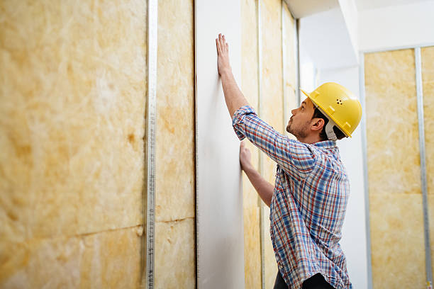 construction worker built a drywall - alçıpan fotoğraflar stok fotoğraflar ve resimler