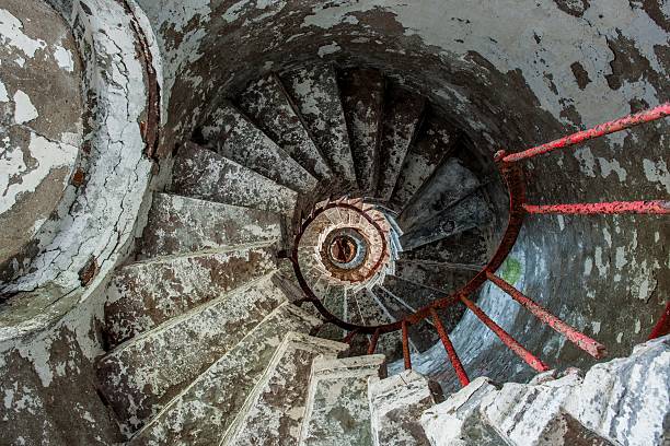 винтовая лестница на старый маяк - directly below low angle view stone staircase стоковые фото и изображения