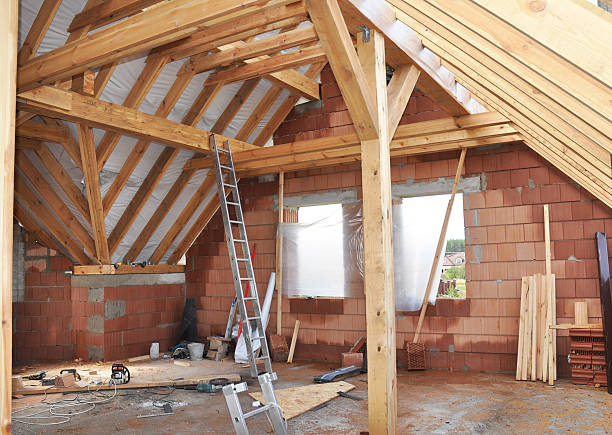 edificio ático interior. casa de techo de madera de construcción de bastidor. - home addition attic timber roof beam fotografías e imágenes de stock