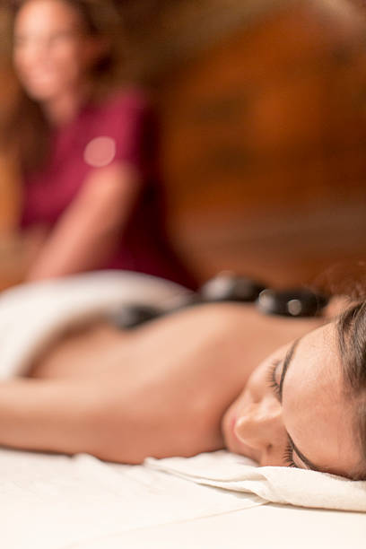 핫 스톤 마사지 테라피 - massage therapist stone spa treatment working 뉴스 사진 이미지