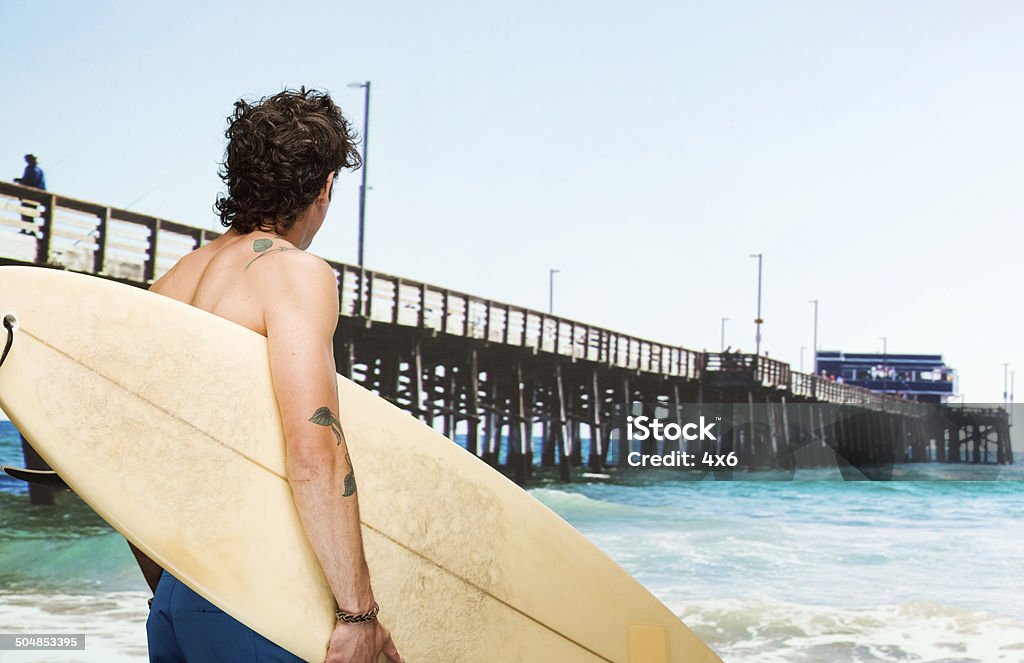 Vue arrière du surf debout & Regarder ailleurs - Photo de Adulte libre de droits