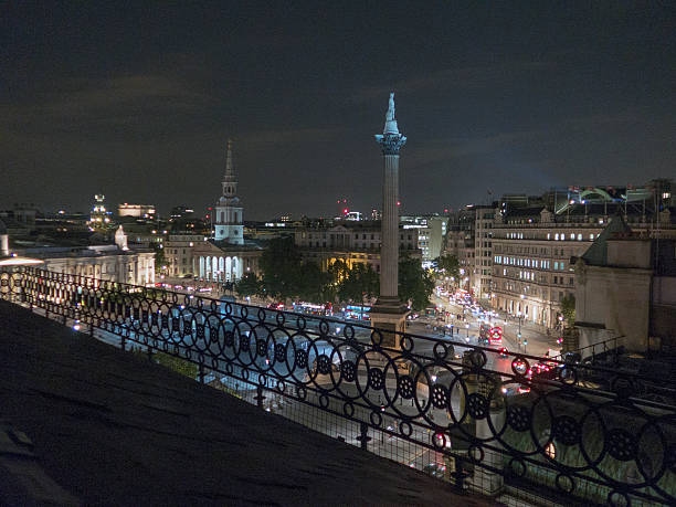 Vista notturna di trafalgar square a Londra - foto stock