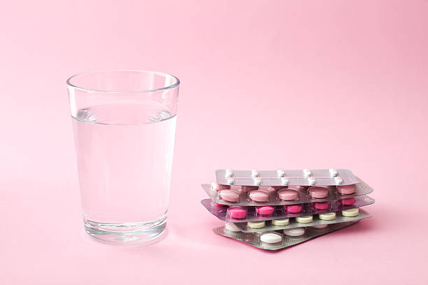 tabletten und glas wasser - pill medicine laboratory narcotic stock-fotos und bilder