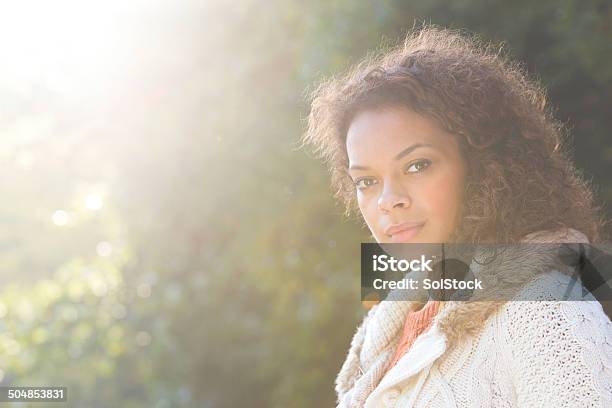 Retrato De Mulher De Raça Mista - Fotografias de stock e mais imagens de 20-24 Anos - 20-24 Anos, 20-29 Anos, Adulto