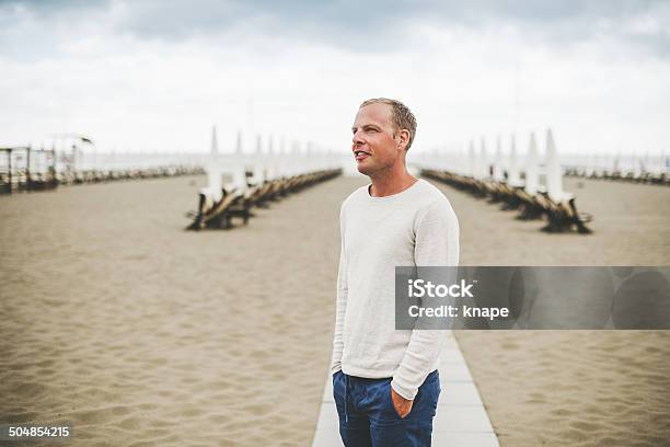 Mann Am Strand In Italien Stockfoto und mehr Bilder von 35-39 Jahre - 35-39 Jahre, Bildkomposition und Technik, Ein Mann allein