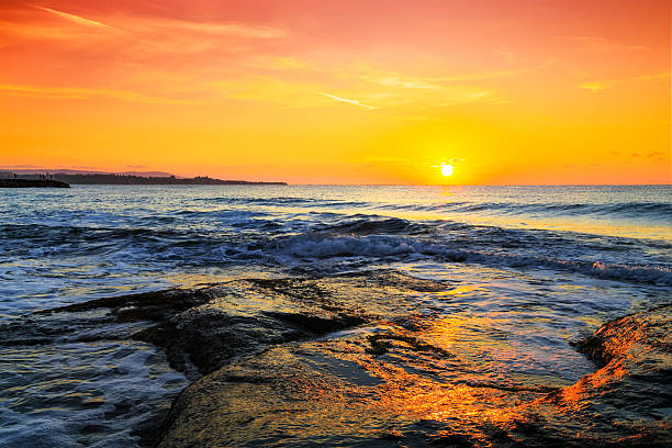 sonnenaufgang über dem meer, die küste des schwarzen meeres, bulgarien - ebb tide stock-fotos und bilder