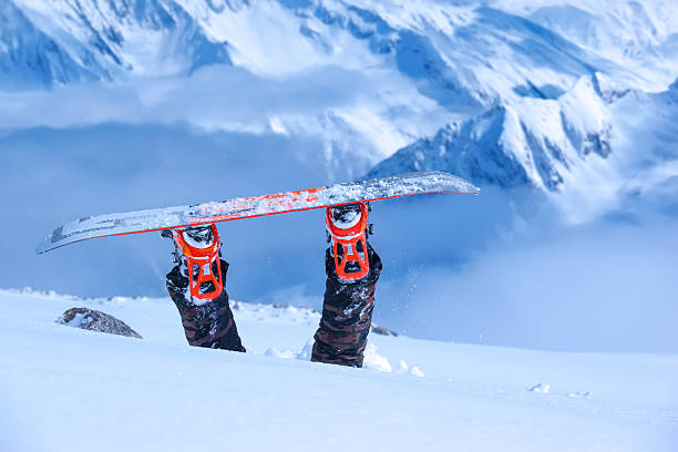 istock Legs of a snowboarder 504855420
