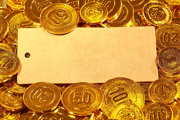 クラフト紙はがきにゴールドのコイン堆積 - number 10 gold business paper currency ストックフォトと画像