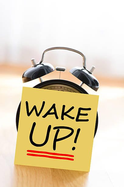 istock Wake up call concept with alarm clock and adhesive note 504855908