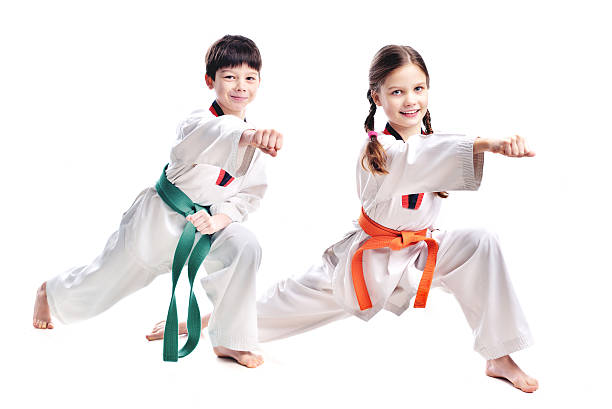 dos niños atletas arte marcial taekwondo capacitación - karate kicking tae kwon do martial fotografías e imágenes de stock