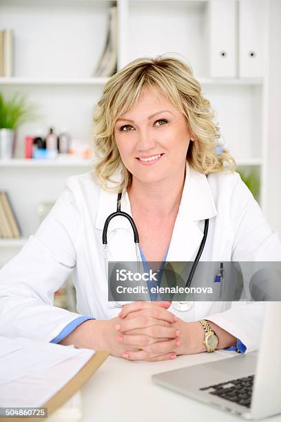 Doctora En La Oficina De Médicos Foto de stock y más banco de imágenes de 30-39 años - 30-39 años, 40-49 años, Adulto
