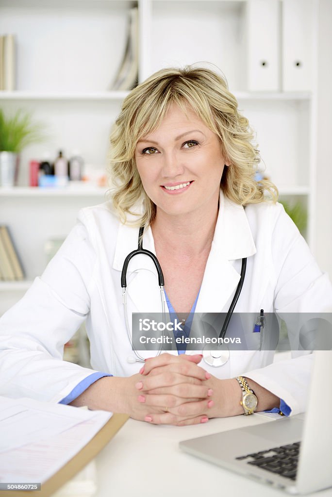 Médico feminino médico no escritório - Foto de stock de 30 Anos royalty-free