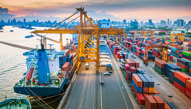 contenitore nave nel porto in asia, - cargo container derrick crane crane freight transportation foto e immagini stock
