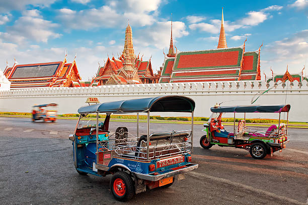 tuk tuk 활주하다 - asia thailand vacations wat phra kaeo 뉴스 사진 이미지