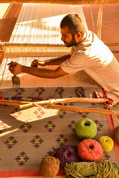 homem tecelagem tradicional, ou cobertor índia - illuminated vertical shadow focus on shadow imagens e fotografias de stock