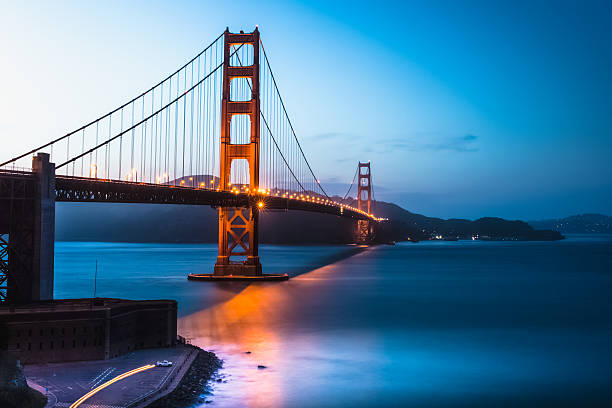 ゴールデンゲートブリッジは、サンフランシスコベイの夕暮れ - golden gate bridge bridge night sunset ストックフォトと画像