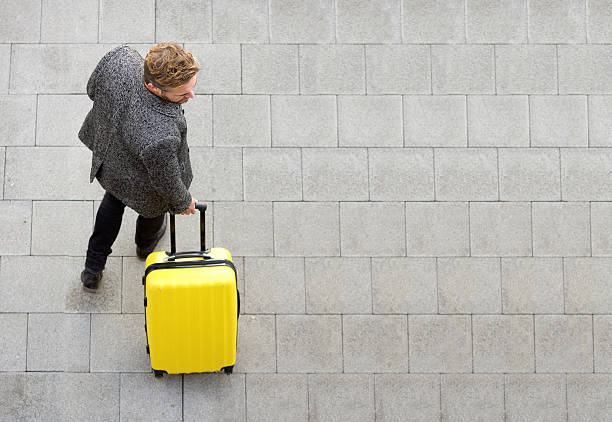 homme marche avec valise de voyage - travel people traveling business travel vacations photos et images de collection