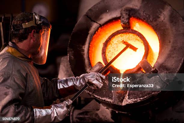 Stahlwerker In Schützende Kleidung Raking Ofen In Einem Industr Stockfoto und mehr Bilder von Gießerei
