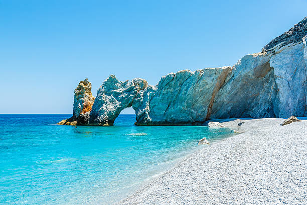 célèbre rock à lalaria beach, skiathios island, grèce - arch rock photos et images de collection