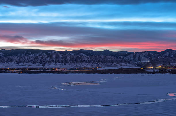 冬季の夕暮れ時のデンバーフロント範囲 - denver colorado colorado winter snow ストックフォトと画像