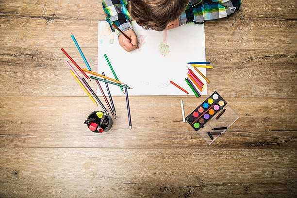 close up of boy чертежа с водой, цвет и цветными мелками - child art childs drawing painted image стоковые фото и изображения