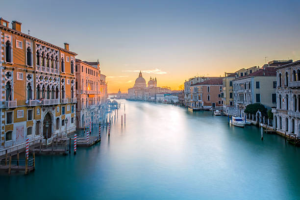 vista desde el puente de la academia en gran canal de venecia - venecia italia fotografías e imágenes de stock