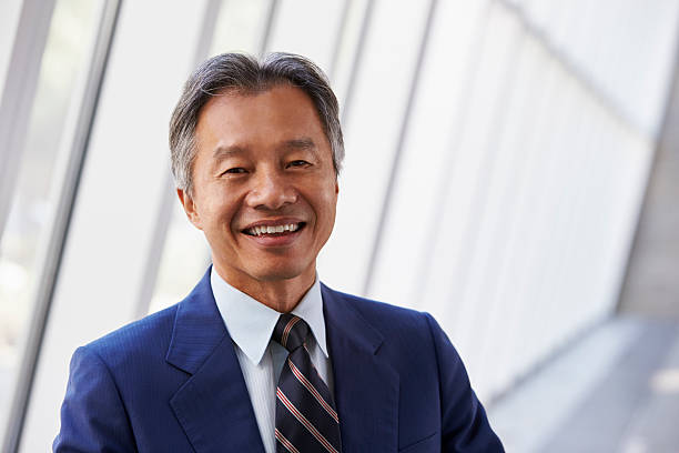 портрет азиатских бизнесмен в современный офис - asian ethnicity suit business men стоковые фото и изображения