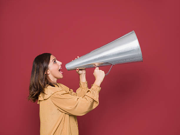 młoda kobieta z megafon yelling koryto - marketing megaphone advertise listening zdjęcia i obrazy z banku zdjęć
