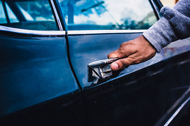 homem entrar em um carro - valet parking imagens e fotografias de stock