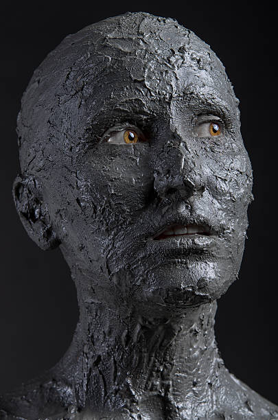 istock Statuesque woman in clay. Spa treatment 504886638