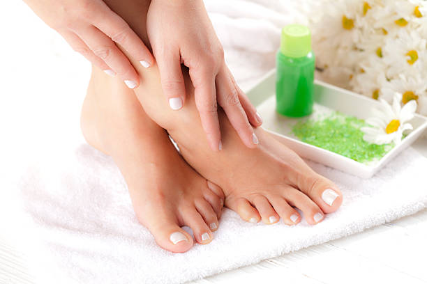 уход за стопами - pedicure human foot spa treatment health spa стоковые фото и изображения