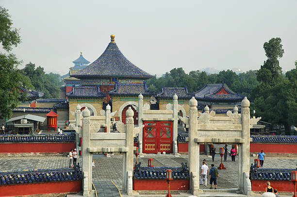 temple of heaven beinig, chine - beijing temple of heaven temple door photos et images de collection