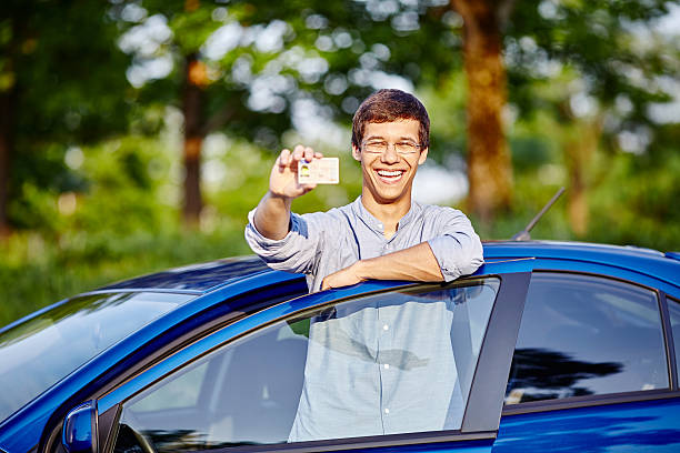 Rapaz com carta de condução - fotografia de stock