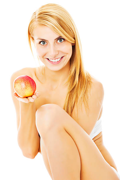 glücklich nackt frau holding apple auf weißem hintergrund - sensuality women apple naked stock-fotos und bilder