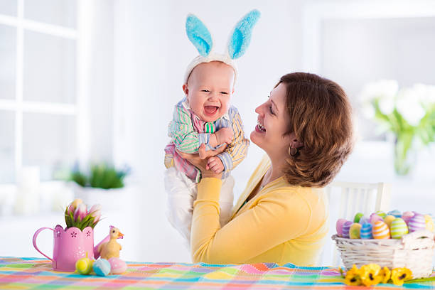 matka i dziecko w domu, upamiętniająca wielkanoc - easter baby rabbit eggs zdjęcia i obrazy z banku zdjęć