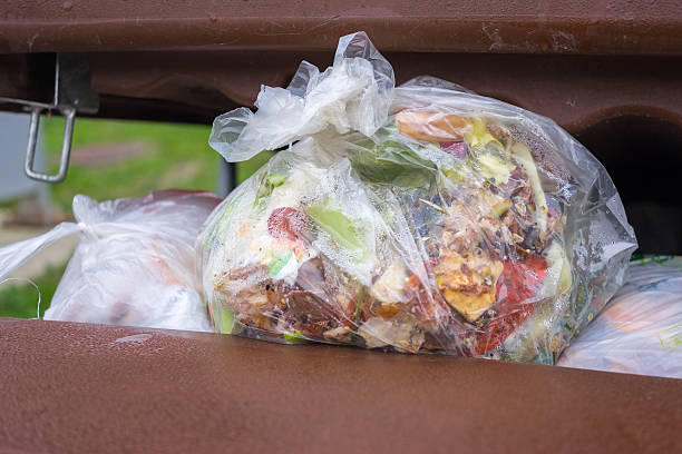 otwórz na śmieci śmieci pełny - garbage food compost unpleasant smell zdjęcia i obrazy z banku zdjęć