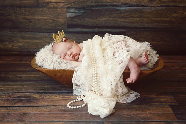 neugeborenes baby mädchen tragen krone - royal baby stock-fotos und bilder