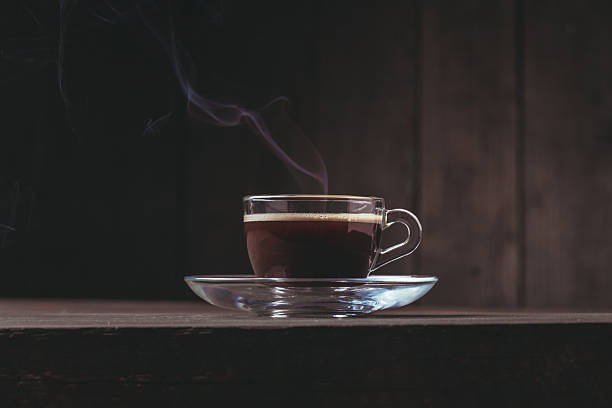 tasse kaffee mit fume - caffeine selective focus indoors studio shot stock-fotos und bilder