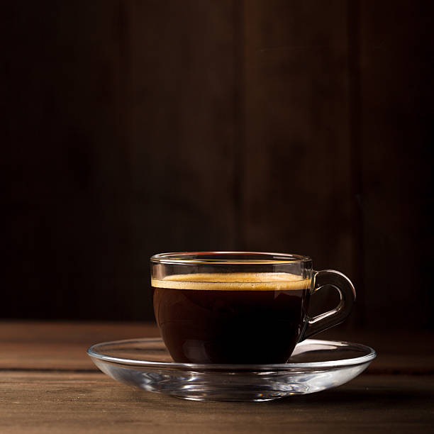 tasse kaffee mit fume - caffeine selective focus indoors studio shot stock-fotos und bilder