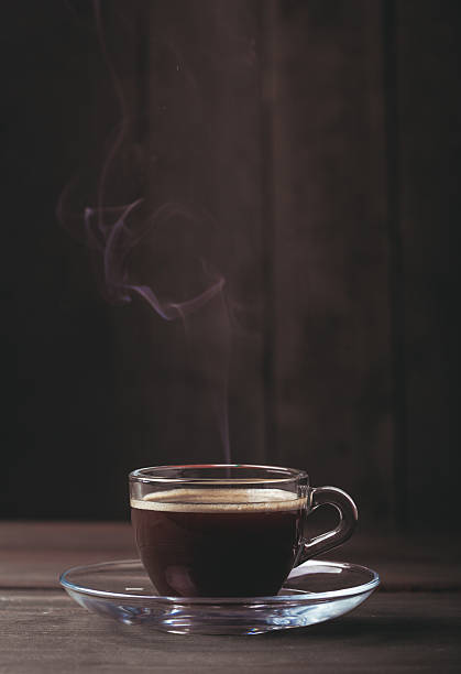 tasse kaffee mit fume - caffeine selective focus indoors studio shot stock-fotos und bilder