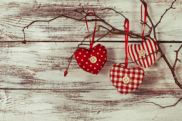 hearts auf branch - heart shape textile button hanging stock-fotos und bilder