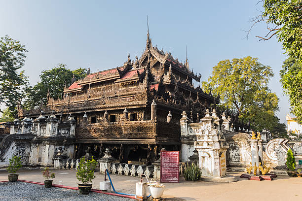 templo shwenandaw kyaung o golden palace monasterio en mandalay, - shwenandaw fotografías e imágenes de stock